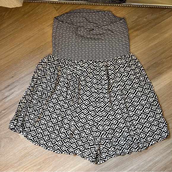Roxy Black & White Geometric Sleeveless Romper Size Small Stretchy Summer Outfit - Picture 2 of 6